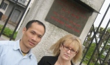 Thanh och Merit utanfö Vietnams ambassad 9 okt 2007