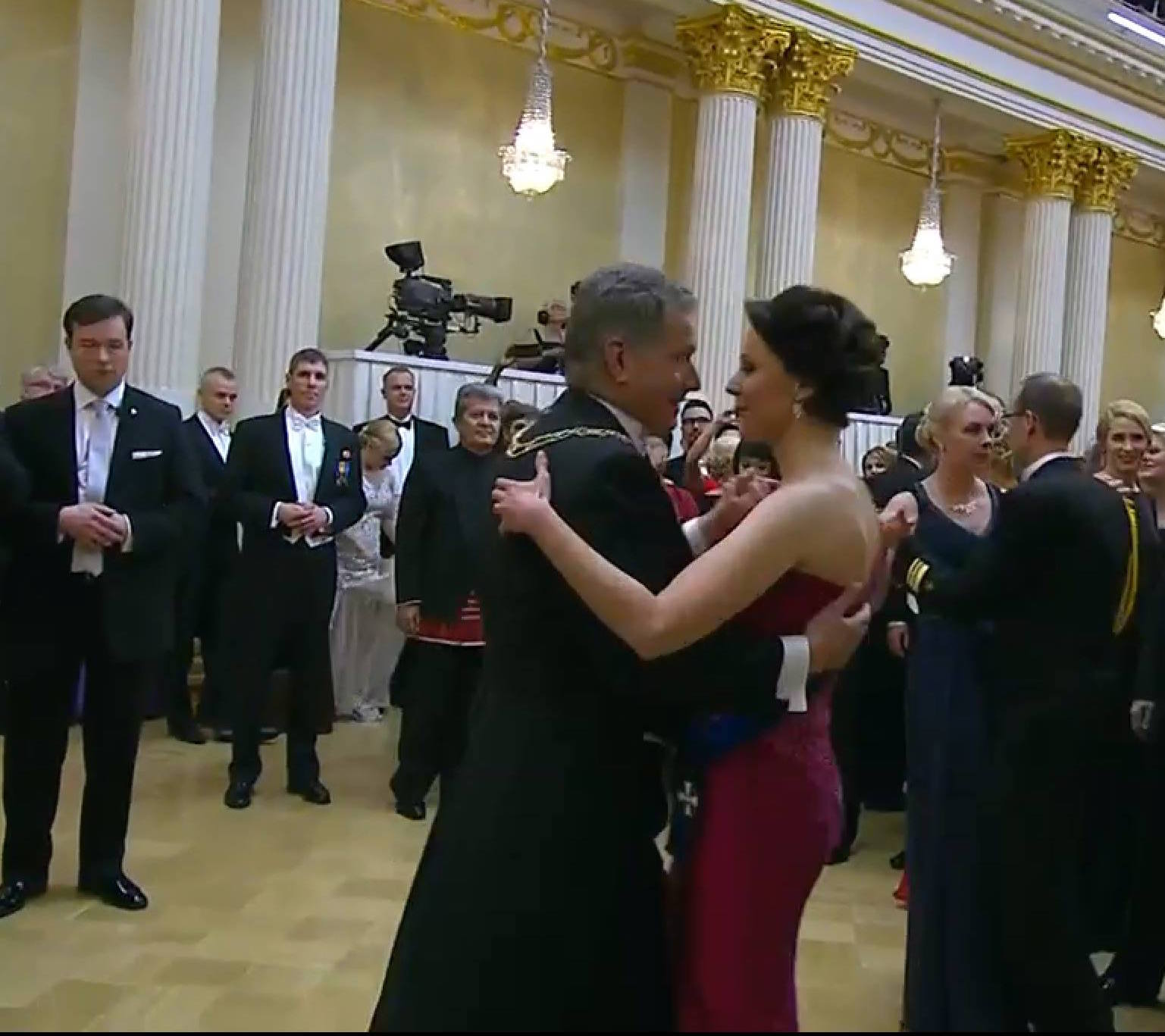Presidentparet dansar vals
